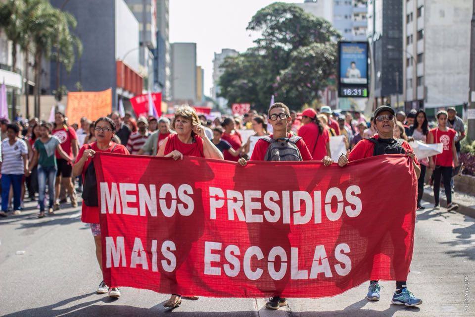menos presidios mais escolas