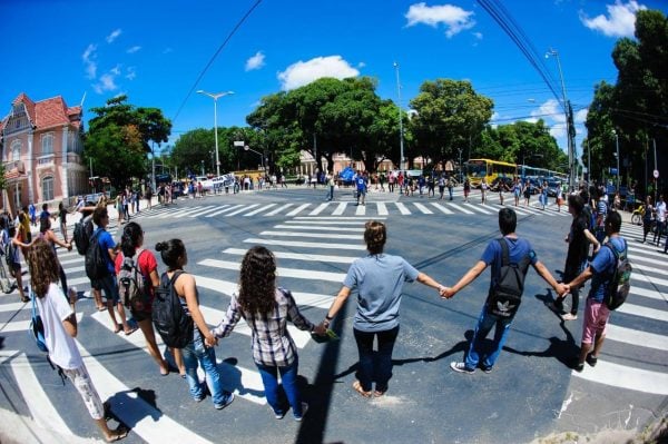 Estudantes fecham a esquina da Avenida 13 de Maio com a Avenida da Universidade, em Recife - Foto: Allan Taissuke