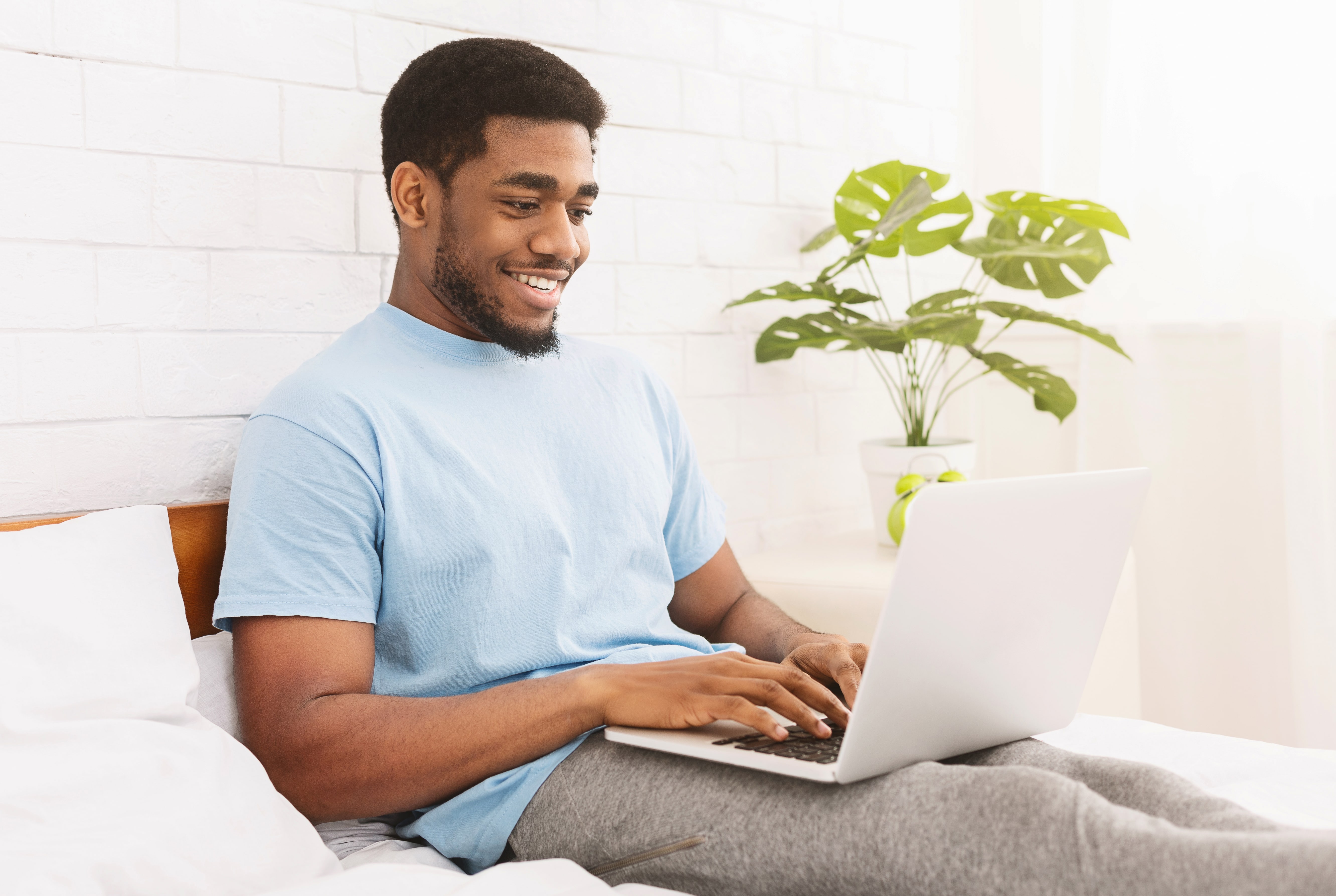homem usando o computador