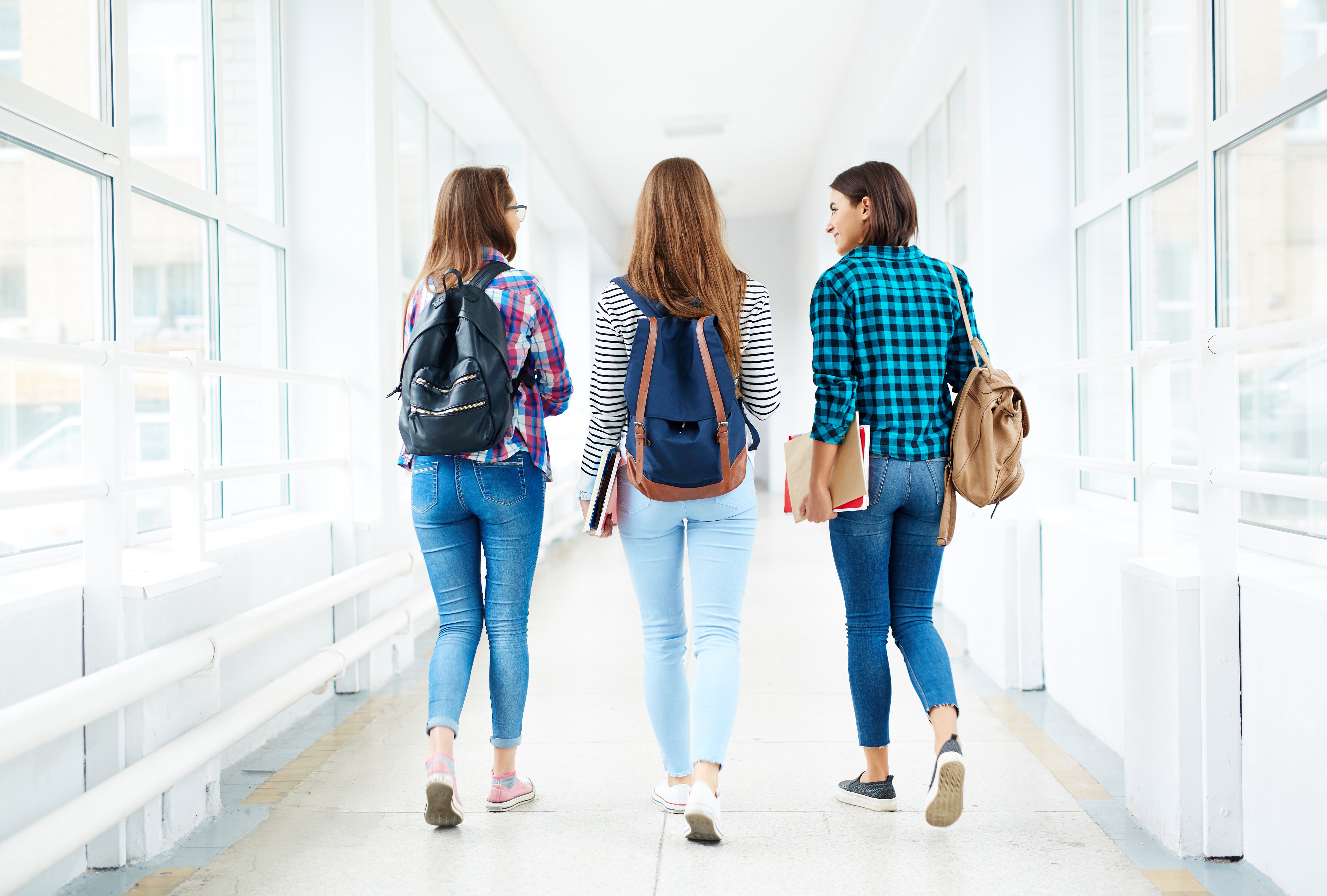 Renovar carteira de estudante - três estudantes no corredor