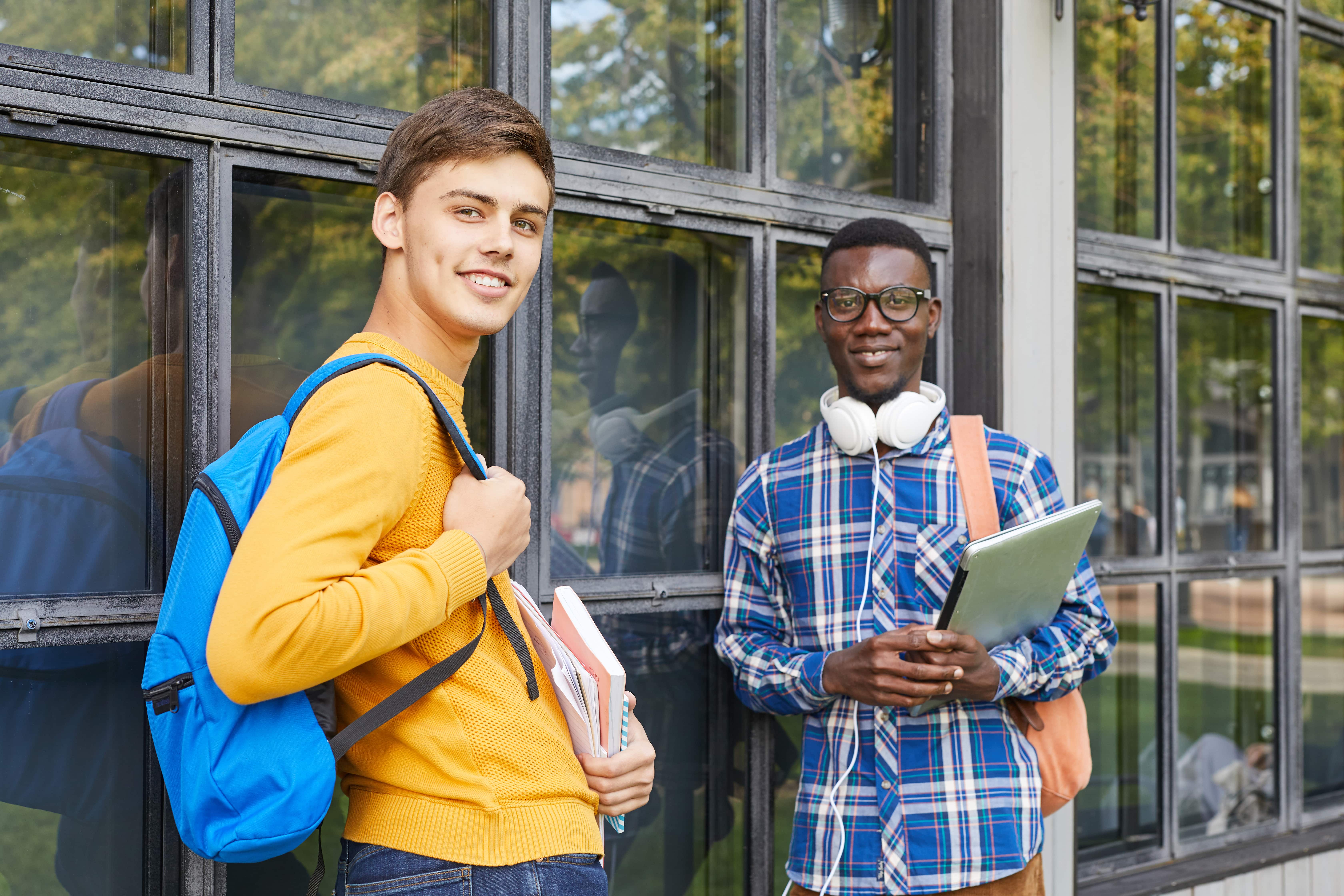 dois jovens estudantes