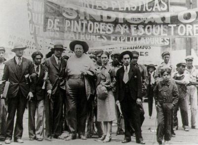 frida-kahlo-e-diego-rivera-em-manifestac3a7c3a3o-do-dia-1c2ba-de-mayo-tina-modotti-1929